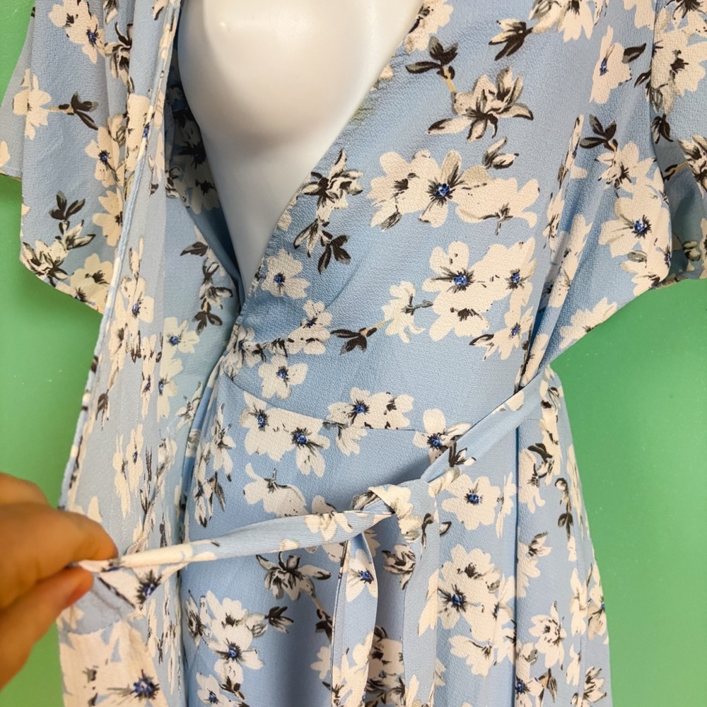 Fashion To Figure Blue White Floral Short Ruffle Sleeve Wrap Dress Size 1 14/16 - Picture 8 of 10